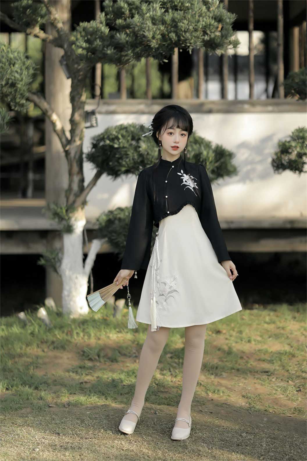 Modern Hanfu Black-White Hanfu Dress with Lily Flowers in Chinese Traditional Style