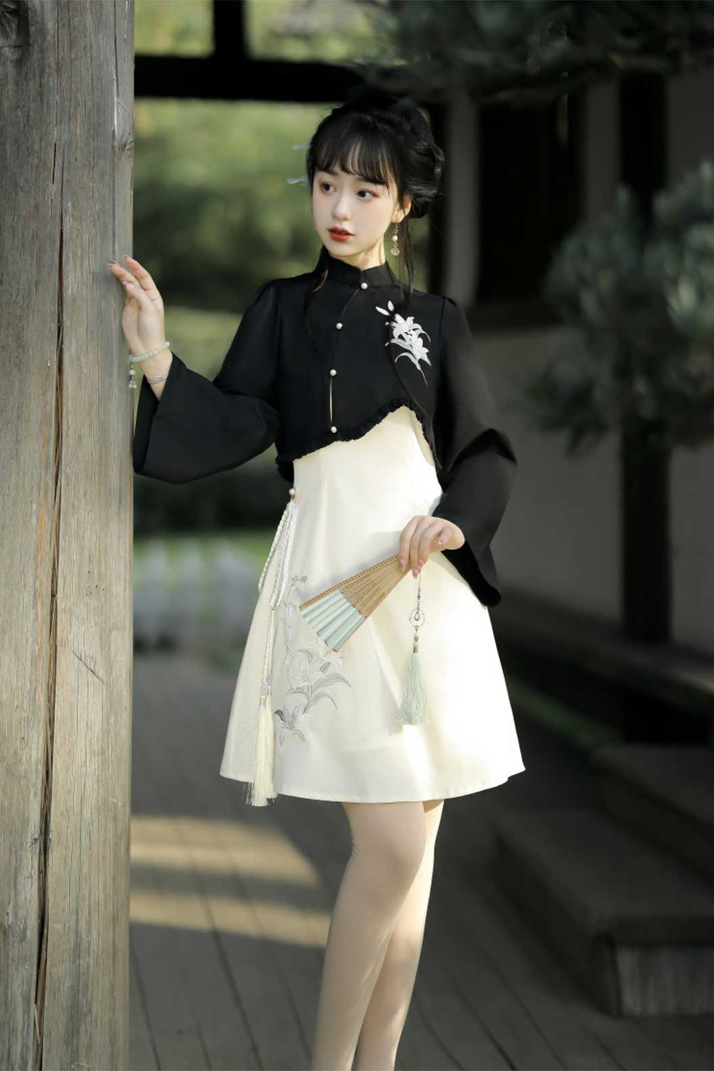 Modern Hanfu Black-White Hanfu Dress with Lily Flowers in Chinese Traditional Style