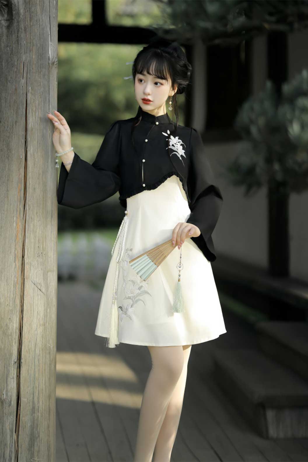 Modern Hanfu Black-White Hanfu Dress with Lily Flowers in Chinese Traditional Style