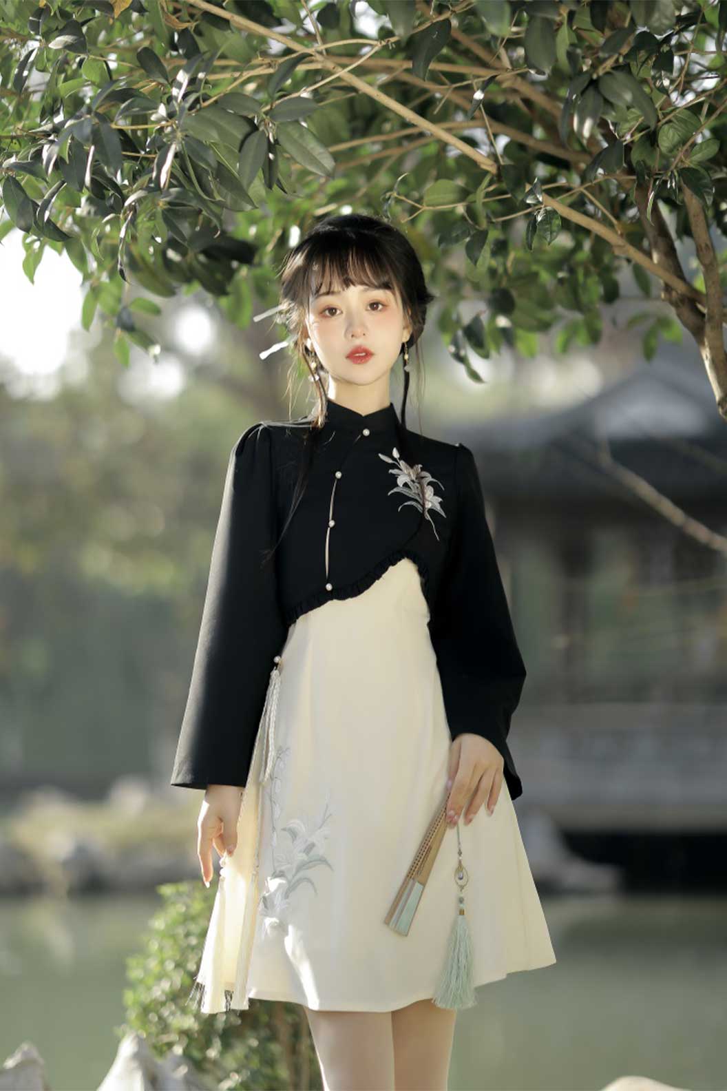 Modern Hanfu Black-White Hanfu Dress with Lily Flowers in Chinese Traditional Style