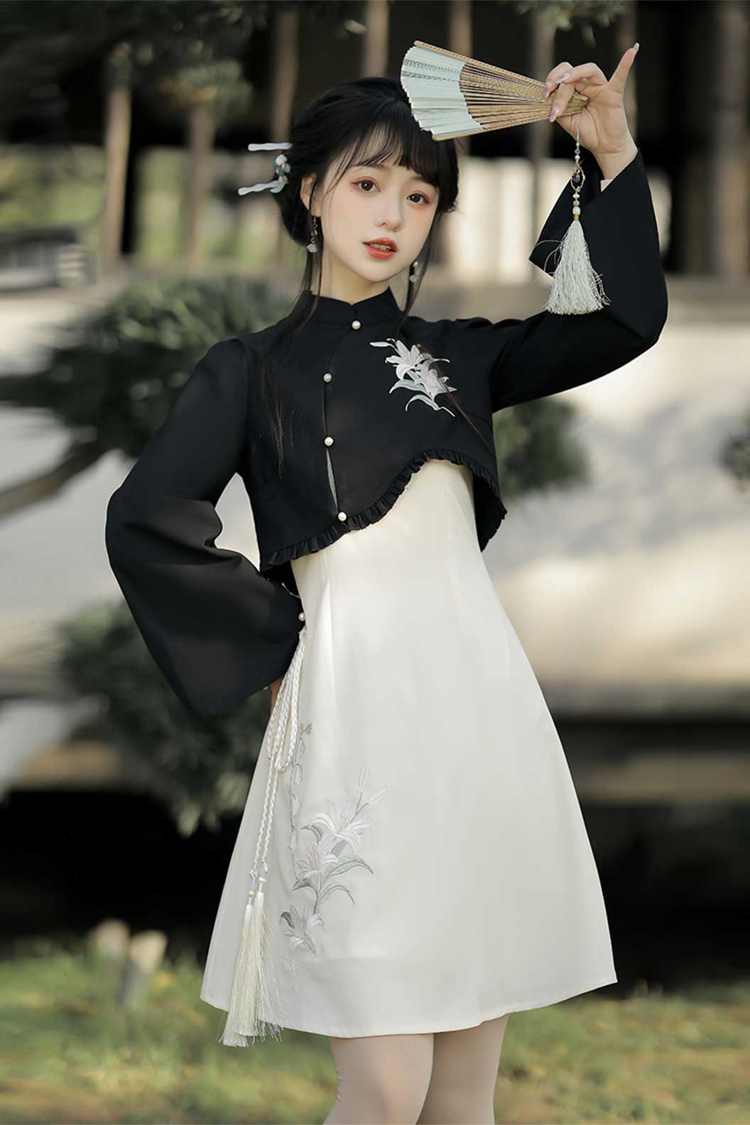 Modern Hanfu Black-White Hanfu Dress with Lily Flowers in Chinese Traditional Style