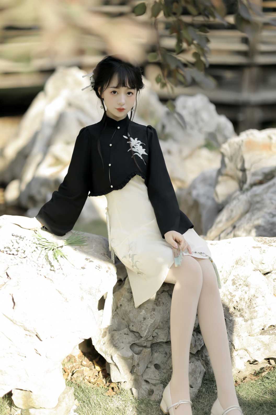 Modern Hanfu Black-White Hanfu Dress with Lily Flowers in Chinese Traditional Style