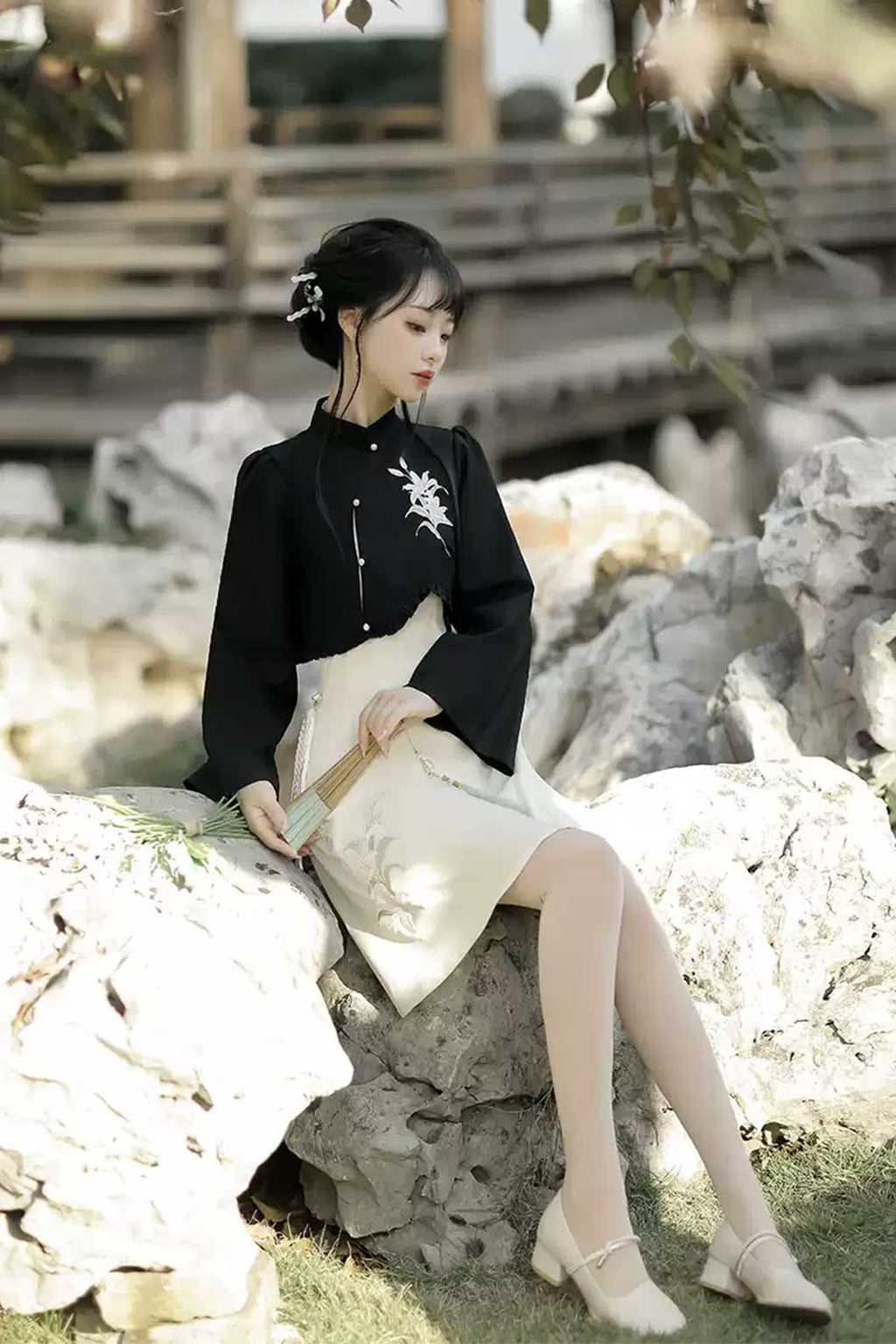 Modern Hanfu Black-White Hanfu Dress with Lily Flowers in Chinese Traditional Style