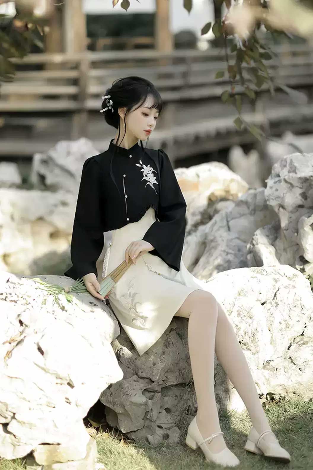 Modern Hanfu Black-White Hanfu Dress with Lily Flowers in Chinese Traditional Style