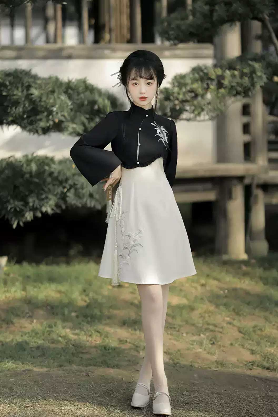 Modern Hanfu Black-White Hanfu Dress with Lily Flowers in Chinese Traditional Style