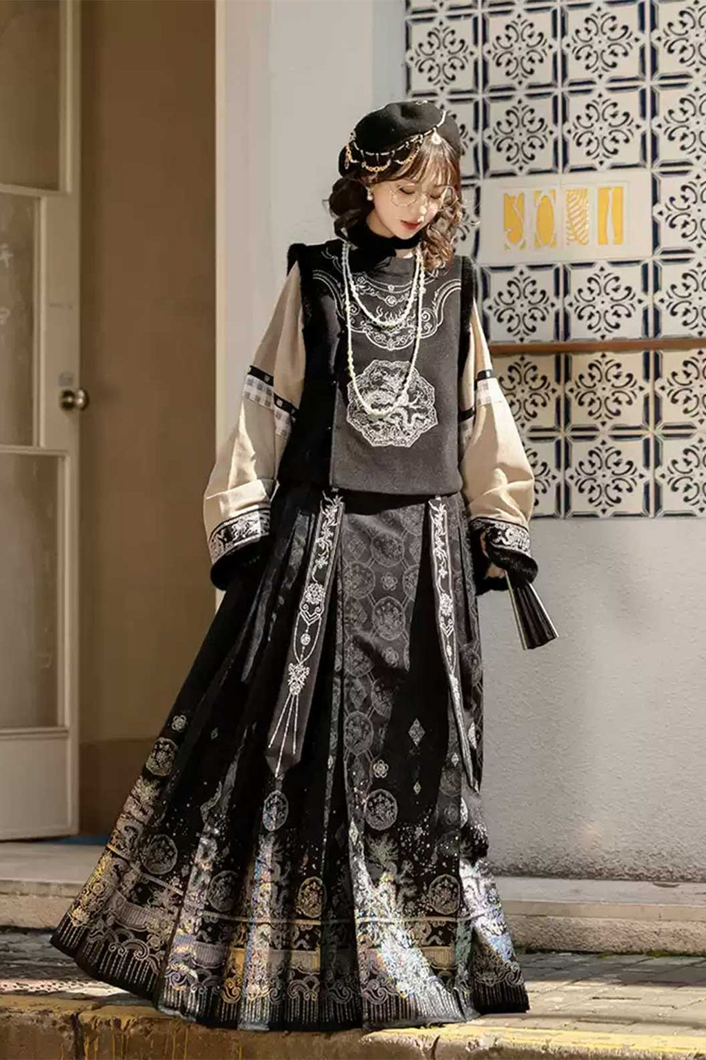 Modern Hanfu Black Mother-of-Pearl Inlay with Ma Mian Qun and Noble Lady Style