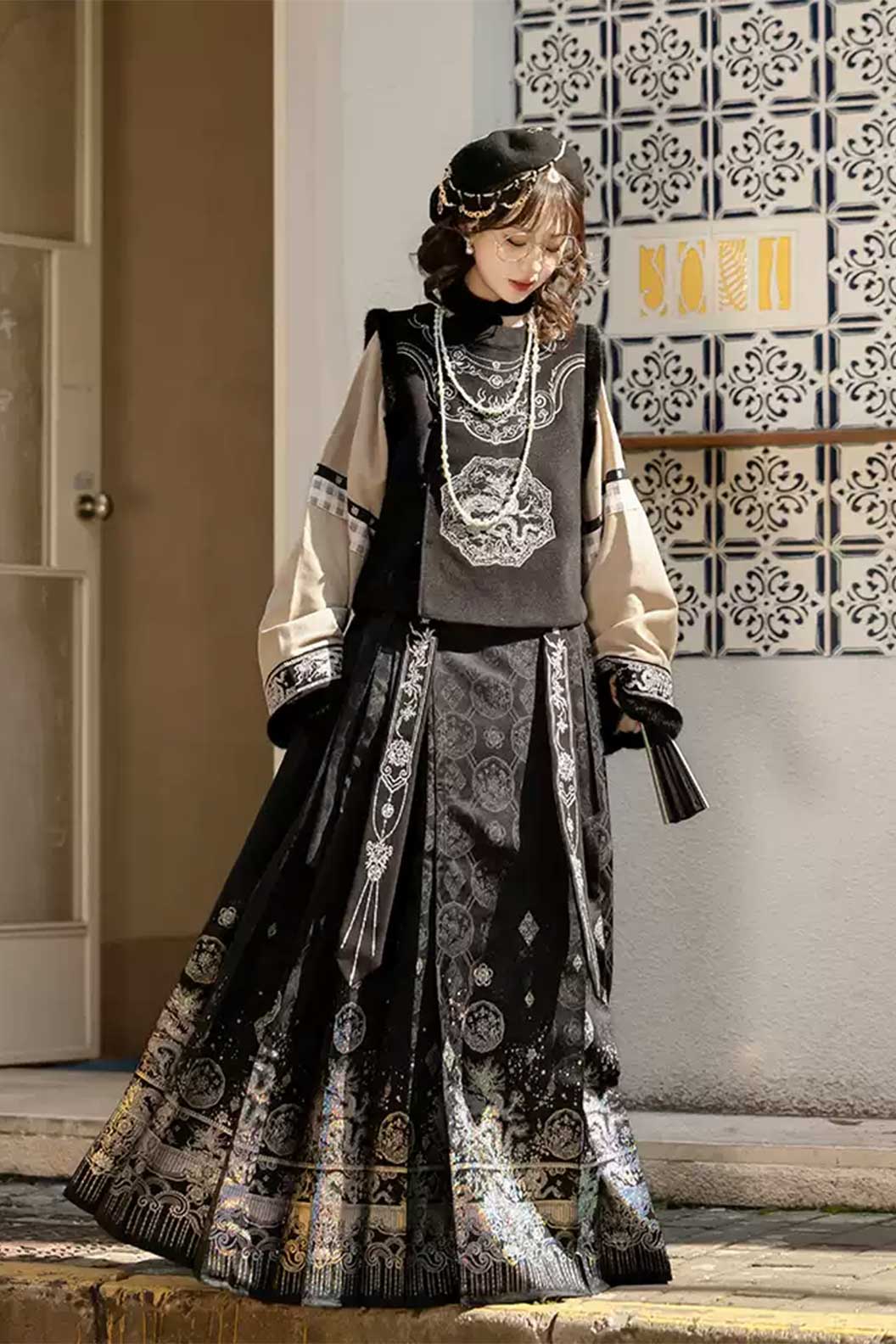 Modern Hanfu Black Mother-of-Pearl Inlay with Ma Mian Qun and Noble Lady Style