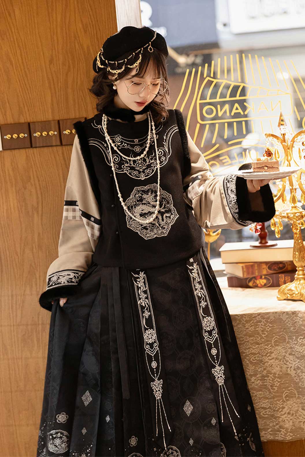 Modern Hanfu Black Mother-of-Pearl Inlay with Ma Mian Qun and Noble Lady Style