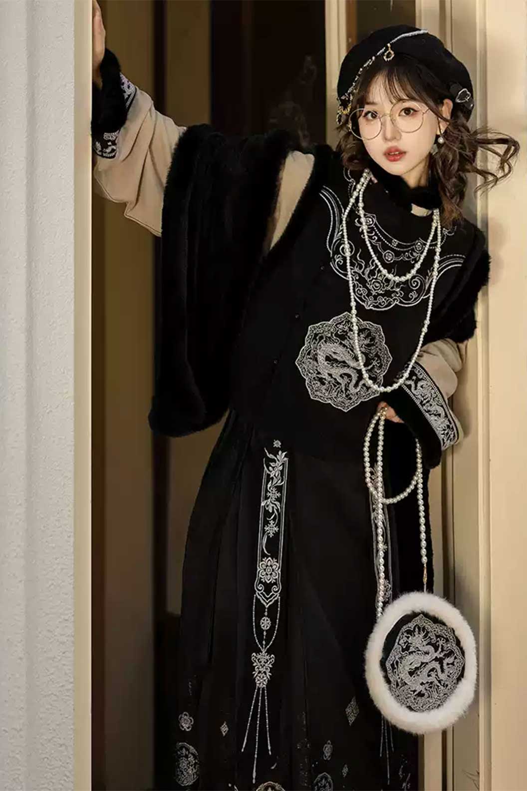 Modern Hanfu Black Mother-of-Pearl Inlay with Ma Mian Qun and Noble Lady Style